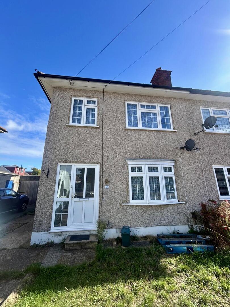 3 bed property in Adelphi Crescent, Hayes